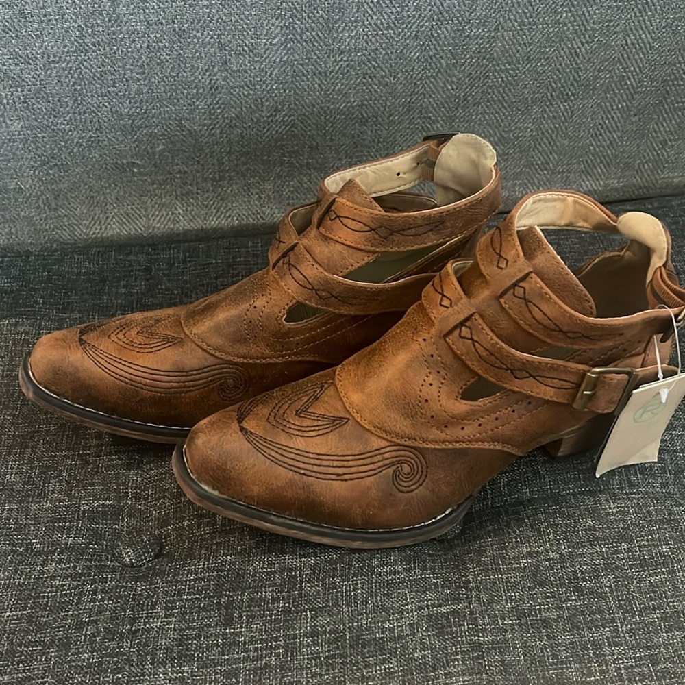 New with tags Women’s Roper booties! Size 8. Very comfortable and stylish!
